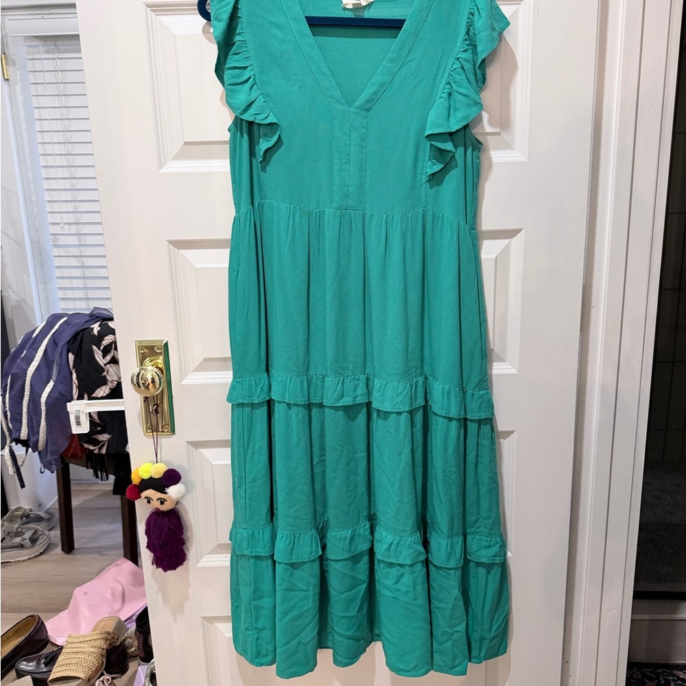 entro Kelly Green Tiered V-Neck Midi Dress - Picture 2 of 4